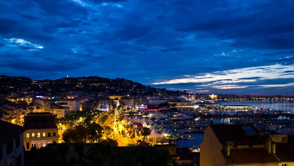 Cannes, lieu du festival, de nuit.